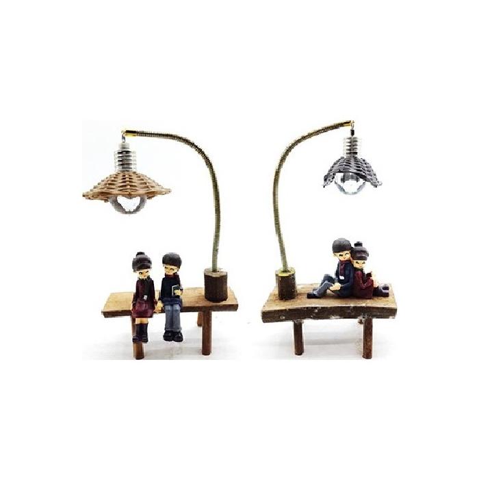 Ahşap Bankta Oturan Sevgili Biblosu Işıklı