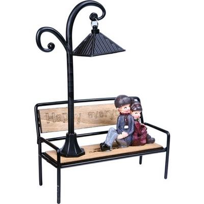 Bankta Oturan Sevimli Çift Işıklı Sokak Lambası ve Biblo